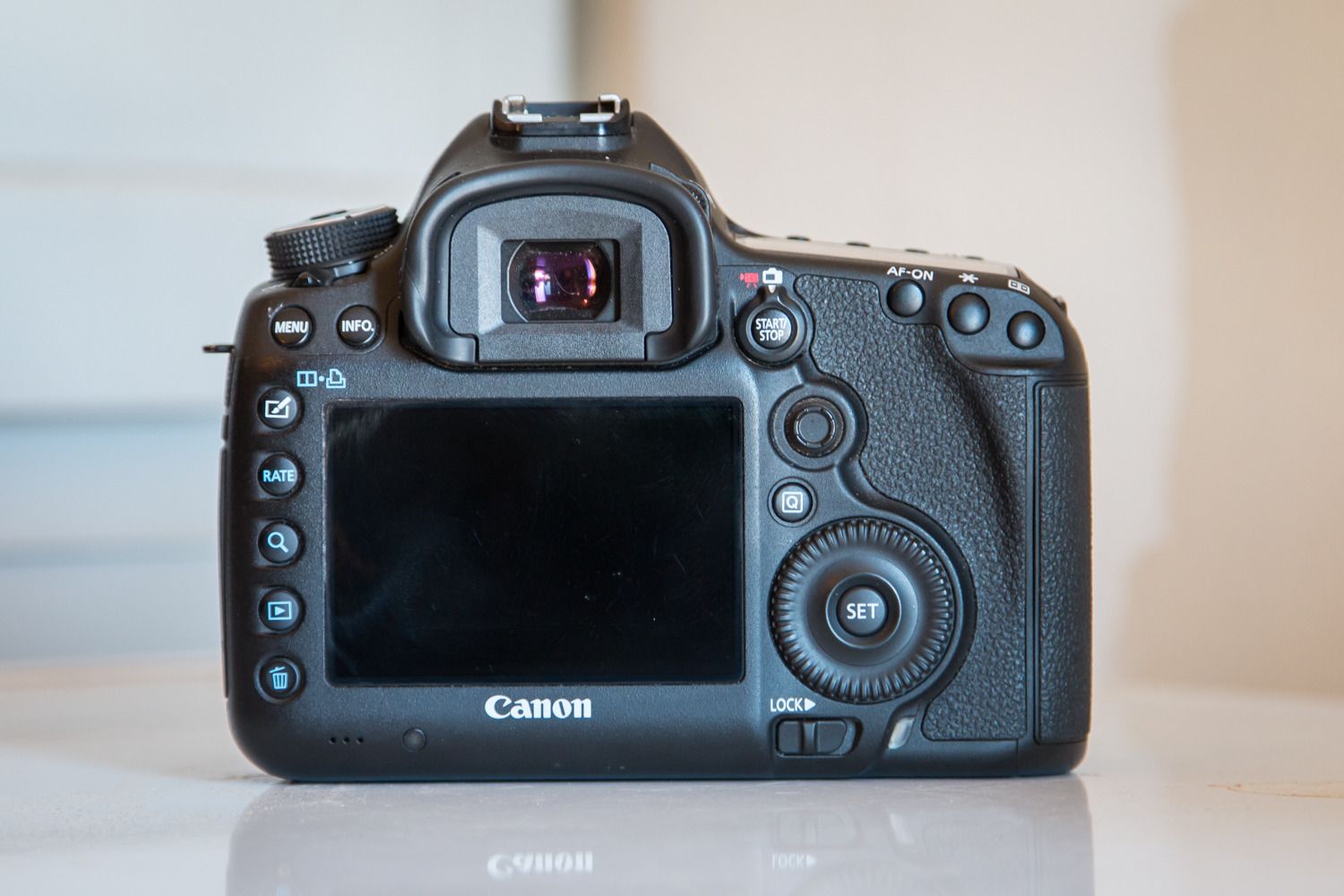 IMAGE: http://i53.photobucket.com/albums/g43/smmokan/smmokan011/Canon5D3-2.jpg