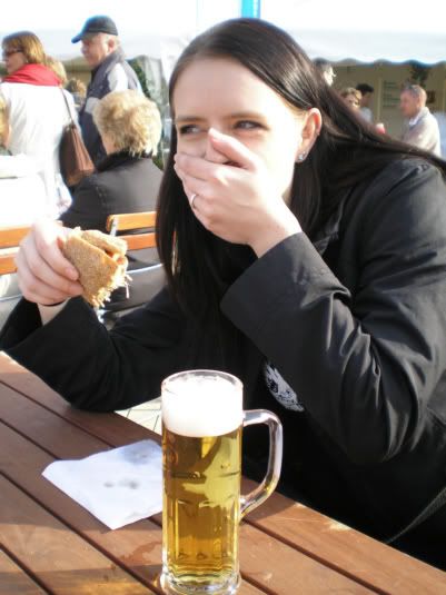 Die Ori mit Brötchen und Bier Die Ori mit Brötchen und Bier