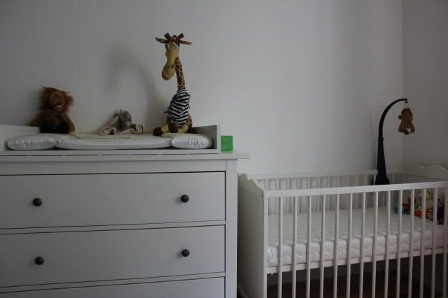 Kinderzimmer: Wickeltisch und Gitterbett Kinderzimmer: Wickeltisch und Gitterbett