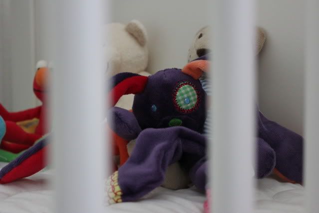 Kinderzimmer: Stofftiere im Gitterbett Kinderzimmer: Stofftiere im Gitterbett