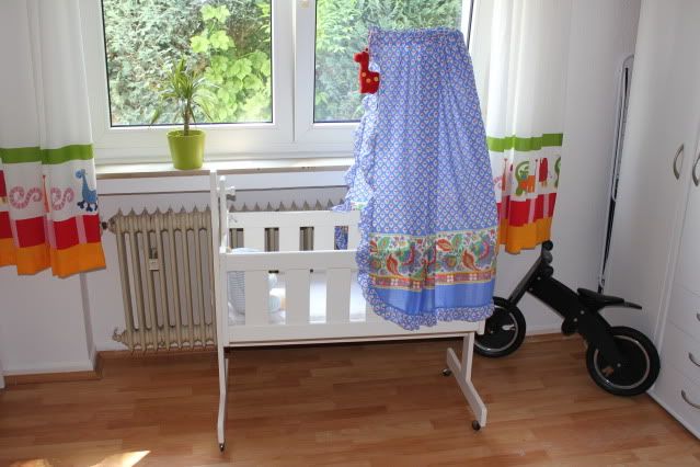 Kinderzimmer: Wiege, Laufrad, Vorhänge Kinderzimmer: Wiege, Laufrad, Vorhänge