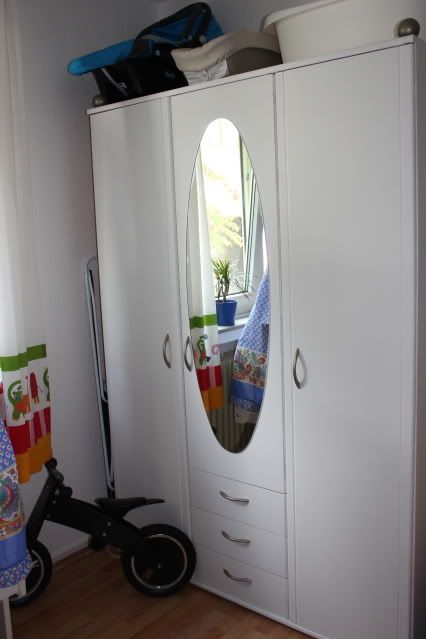 Kinderzimmer: Laufrad, Kleiderschrank Kinderzimmer: Laufrad, Kleiderschrank