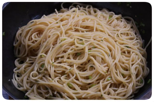 Aglio Olio (e Peperoncino): Spaghetti in die Pfanne Aglio Olio (e Peperoncino): Spaghetti in die Pfanne