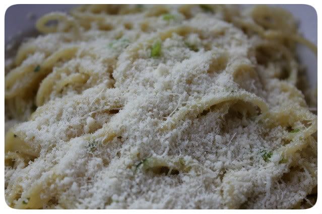 Aglio Olio (e Peperoncino): Parmesan auf die Nudeln Aglio Olio (e Peperoncino): Parmesan auf die Nudeln