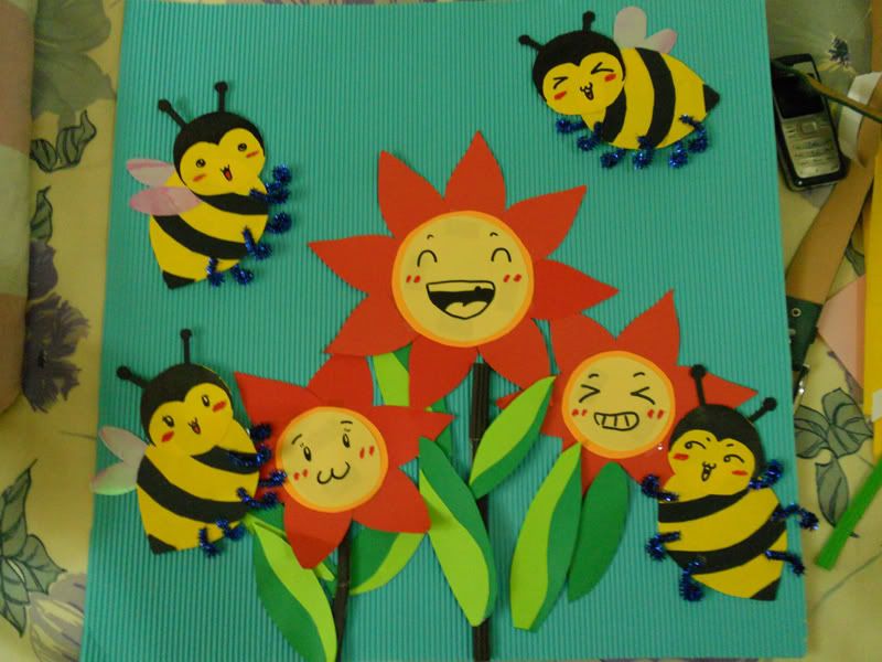 2.小蜜蜂的头也是用黄色卡纸画出来,圆形的.