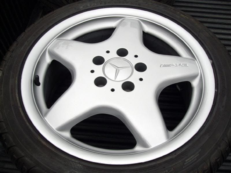 http://i53.photobucket.com/albums/g60/griffiscool/slk230/PaintedWheels002Medium.jpg