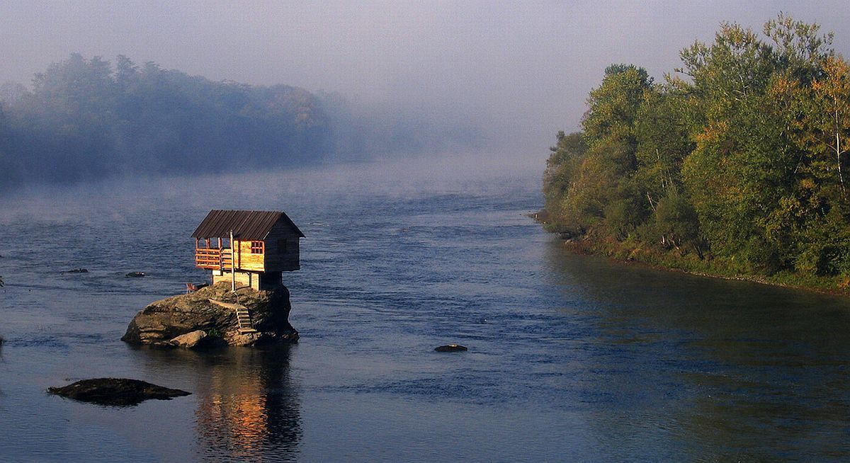 http://i53.photobucket.com/albums/g64/PoorOldSpike/Cabins/Cabin-Serbia_zpsb33fa933.jpg~original