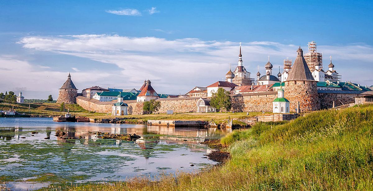 http://i53.photobucket.com/albums/g64/PoorOldSpike/Cabins/Solovetsky_monastery_2013_zpsfa08560a.jpg~original