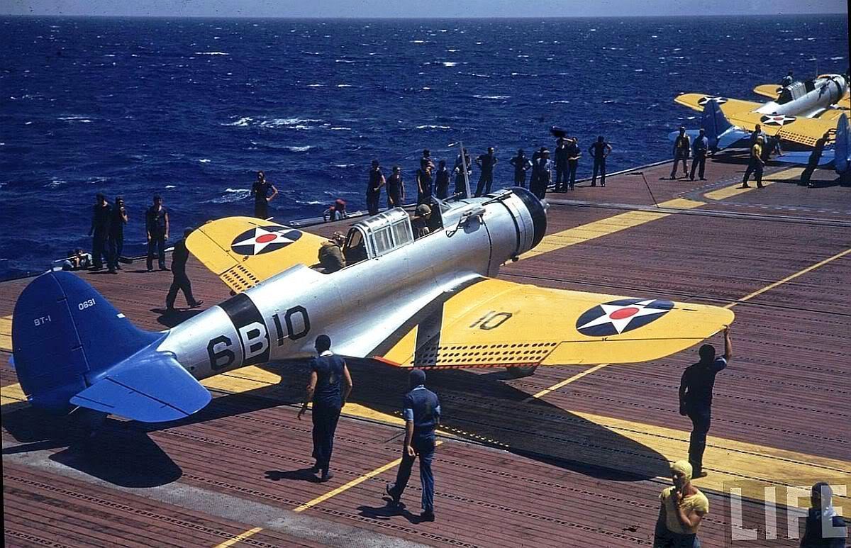 WWII photo Fighter F4U-1 "Corsair" sits on the deck of the American escort  1349 