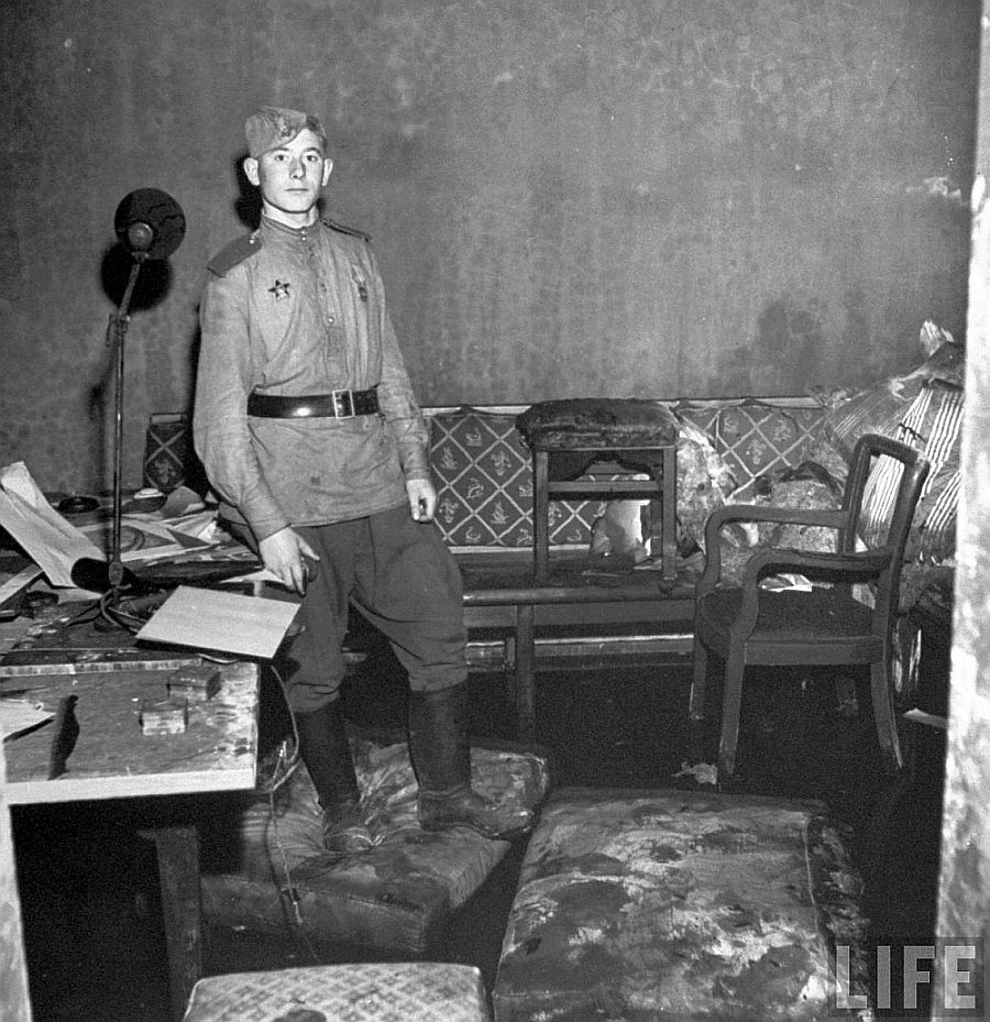 Hitler-bunker1-May45.jpg