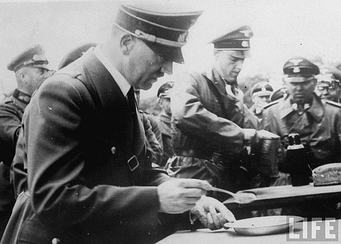 Hitler-eats1940.jpg