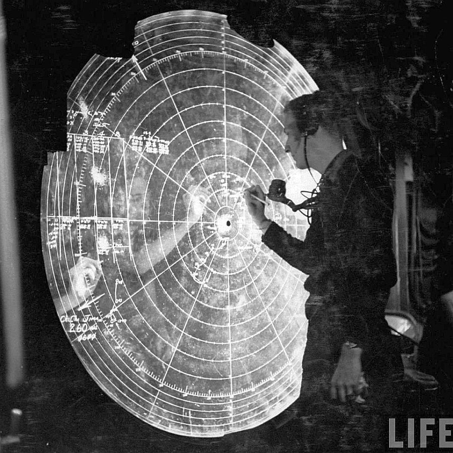 Ship-radar-plotroomPacif1945.jpg