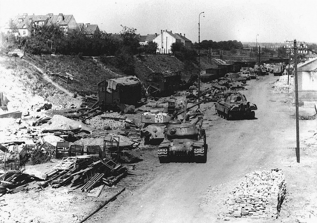 Ger-Rus-armourZnojmo-Cz-may45.jpg