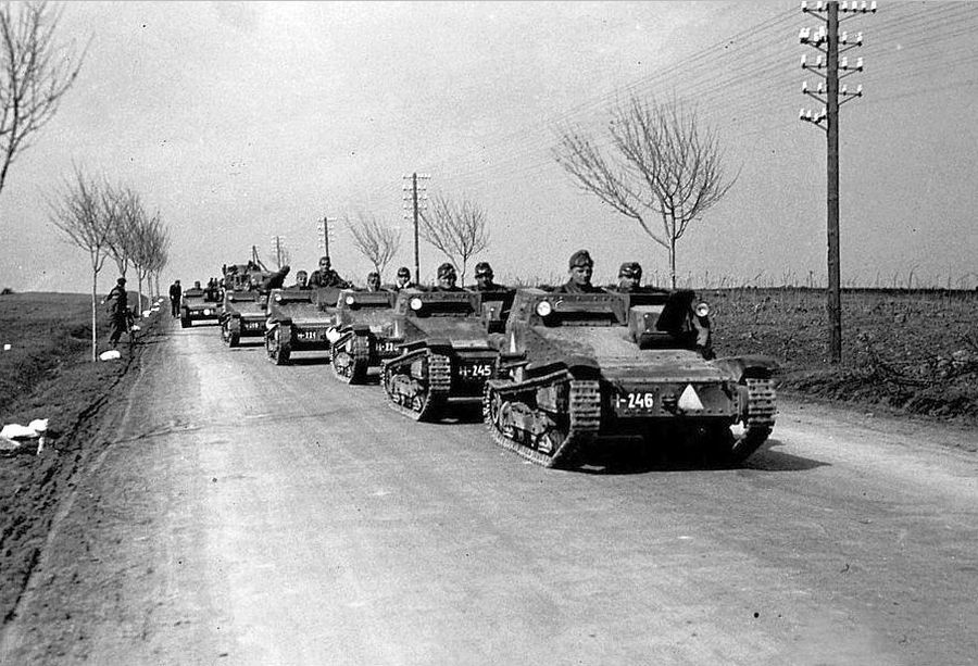 Hungarian-tankettes.jpg