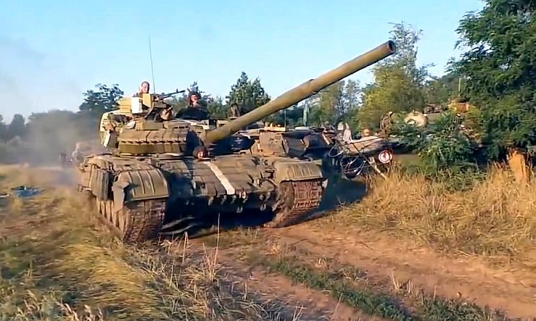 [Image: Separatist-tank-on-Artemivsk-Debaltseve-...g~original]