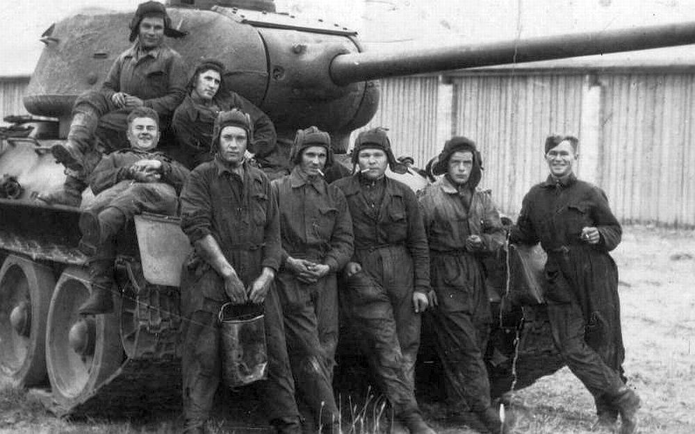 T-34-crewmen.jpg