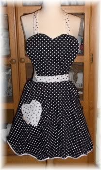 apron,kitchen,kitsch,polka dot,black,white,full,woman,heart,heart pocket