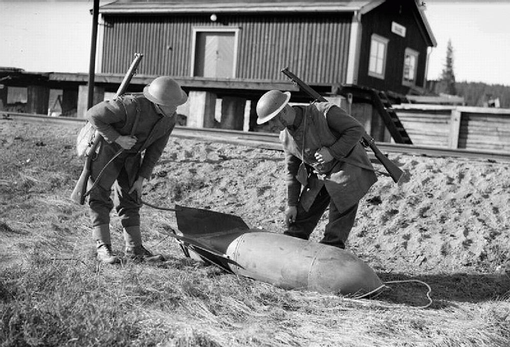Апрель 1940 год. Немецкие авиабомбы. Британские солдаты в Норвегии 1940. 14 Апреля 1940 год. Немецкие бомбы набитые песком.